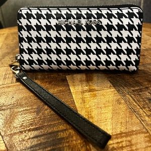 Micheal Kors Black and White Wallet
